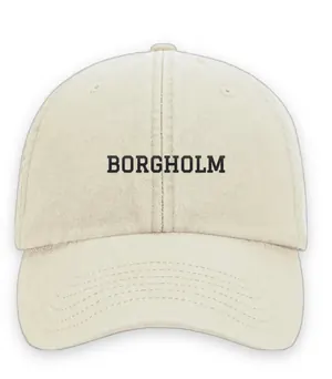 Broderad keps med texten BORGHOLM, Vintage dad cap i sand