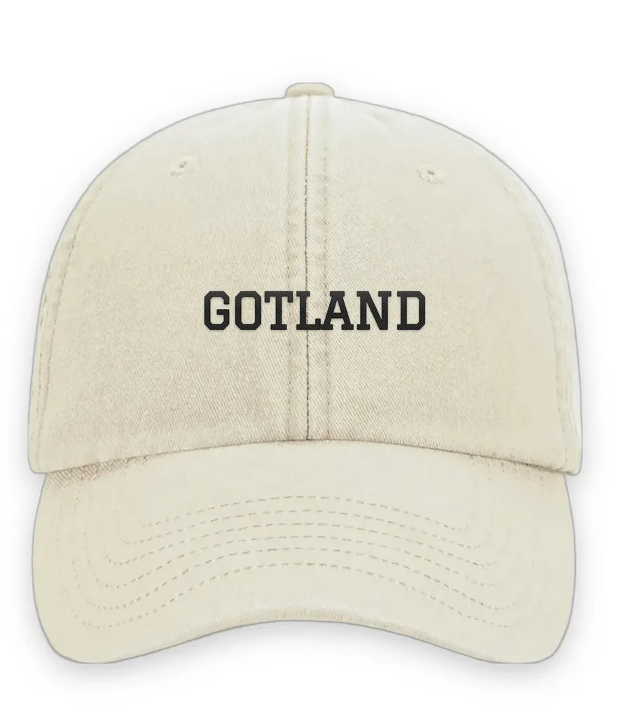 Broderad keps med texten GOTLAND, Vintage dad cap i sand