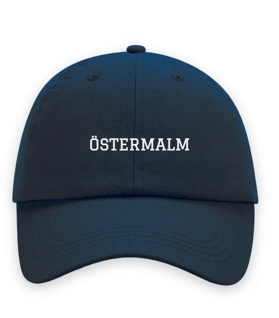 Broderad keps med texten ÖSTERMALM, Dad cap i marinblå